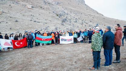 Haça Dağı zirvesinde Hocalı Şehitleri için saygı duruşu