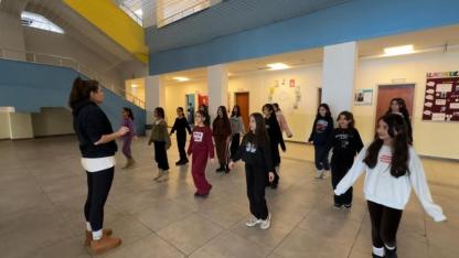 Halay ile zeybek aynı sahnedе