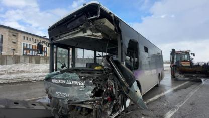 Halk otobüsü ile minibüs çarpıştı: 18 yaralı