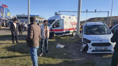 Havalimanı kavşağında ambulans kazası