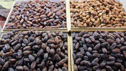 İftar sofralarının baş tacı hurma tezgahları süsledi