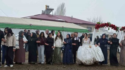 Düğün coşkusu çamur tanımadı