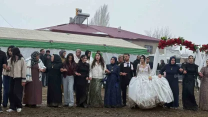 Iğdır’da bahçe düğünü geleneği kar ve çamura rağmen sürüyor