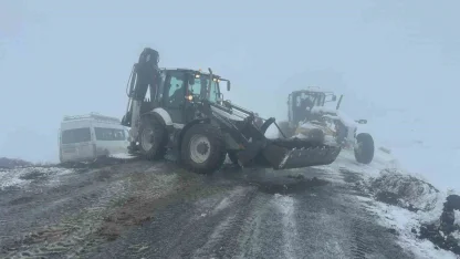 Iğdır’da yoğun kar yağışı: 57 köy yolu ulaşıma kapandı, şarampole devrilen minibüs kurtarıldı