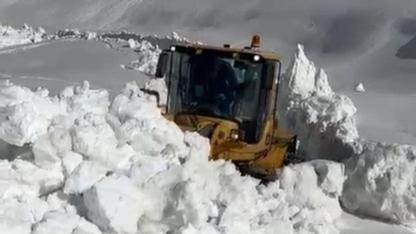 İş makineleri kar duvarlarını aştı