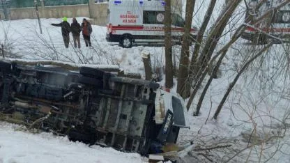 İşçileri taşıyan minibüs şarampole devrildi