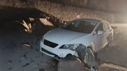 İspir - Erzurum yolunda gece korku dolu anlar, Kaya düşmesi kazaya neden oldu