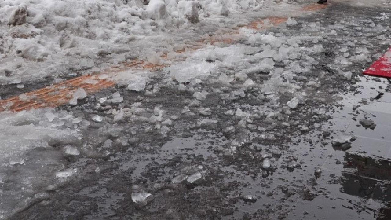 Kafasına buz sarkıtı düşen kız çocuğu hastaneye kaldırıldı