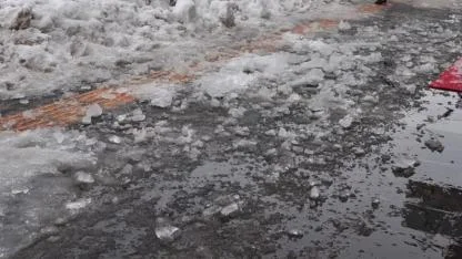 Kafasına buz sarkıtı düşen kız çocuğu hastaneye kaldırıldı