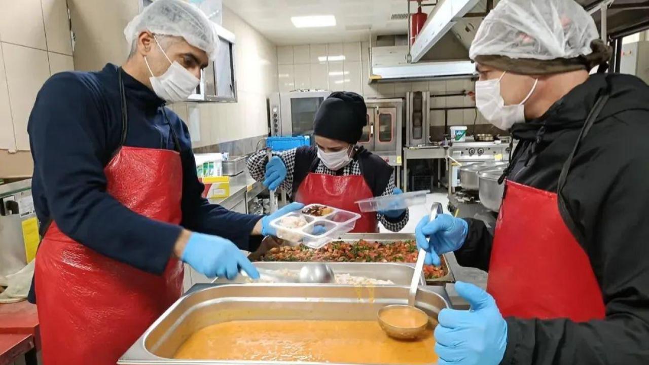 Kağızman’da ihtiyaç sahiplerine sıcak iftar desteği