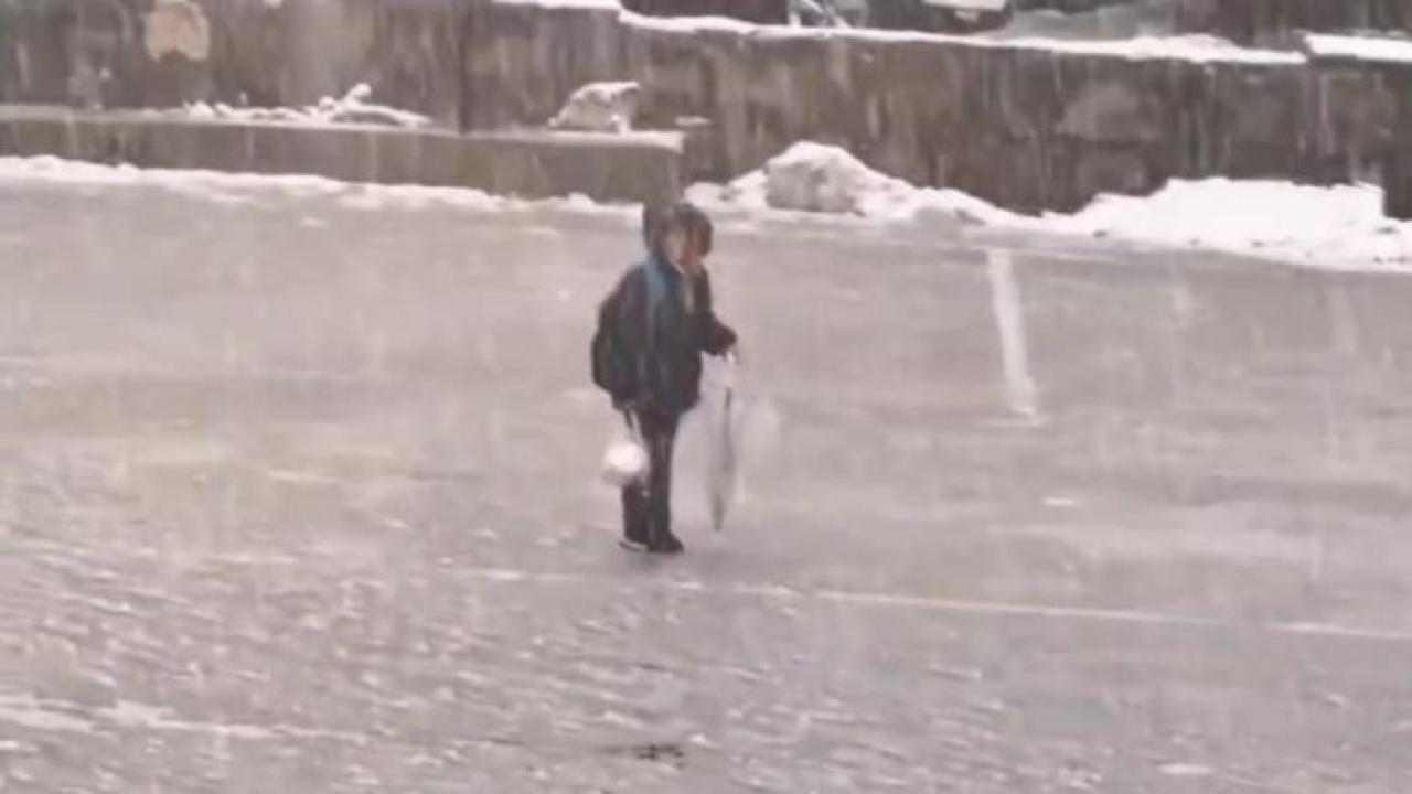 Kar altında İstiklâl Marşı’nı coşkuyla okudu