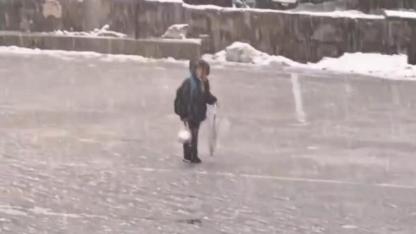 Kar altında İstiklâl Marşı’nı coşkuyla okudu