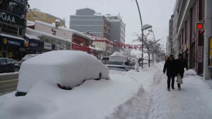 Kar Erzurum’u esir aldı, araçlar karın içinde kayboldu