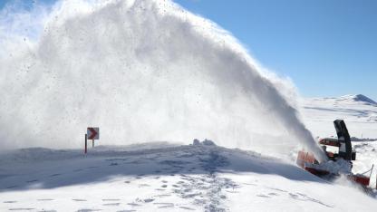 Kar kaplanları iş başında: Metrelerce karı temizliyorlar