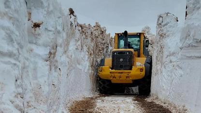 Kar savaşçıları metrelerce yükseklikteki kara meydan okuyor