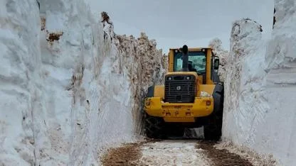 Kar savaşçıları metrelerce yükseklikteki kara meydan okuyor