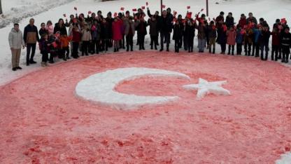Kar üzerine ay-yıldızlı bayrak