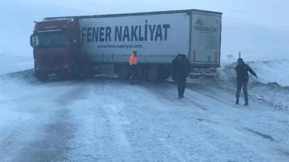Karda kayan tır yolu ulaşımı kapattı