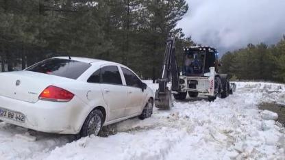Karda mahsur kalan araca halatlı kurtarma!