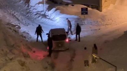 Karda mahsur kalan araçlar imece usulü kurtarıldı