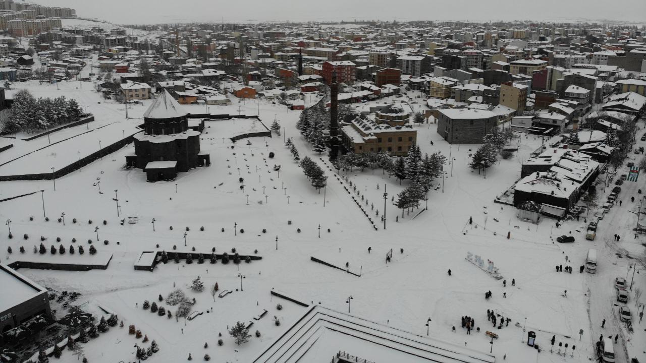 Kars beyaza hapsoldu: Yarım asırlık kar rekoru kırıldı