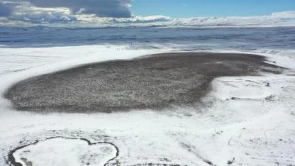 Kars Kuyucuk Gölü’ne kar bereketi