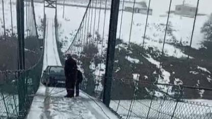 Kars’ta asma köprüde kayan otomobil korkuttu
