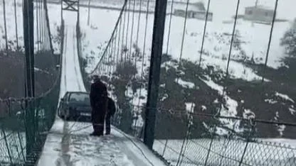 Kars’ta asma köprüde kayan otomobil korkuttu