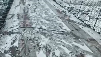 Kars’ta asma köprüde korku dolu anlar: Otomobil buzda kayarak asılı kaldı