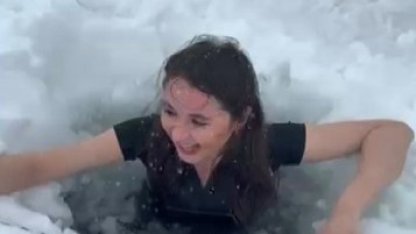 Kars’ta bir kadın Çıldır Gölü’nün buz gibi suyuna girdi