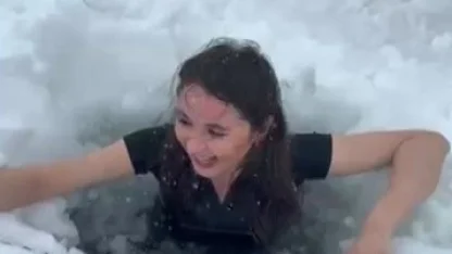 Kars’ta bir kadın Çıldır Gölü’nün buz gibi suyuna girdi