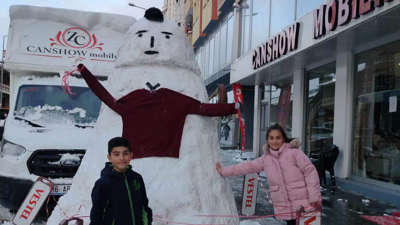 Kars’ta dev kardan adam ilgi odağı oldu