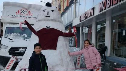 Kars’ta dev kardan adam ilgi odağı oldu