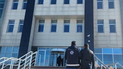 Kars’ta kaçak göçmen taşıyan sürücü tutuklandı