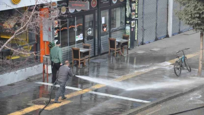 Kars’ta kaldırımlar tazyikli suyla yıkanıyor