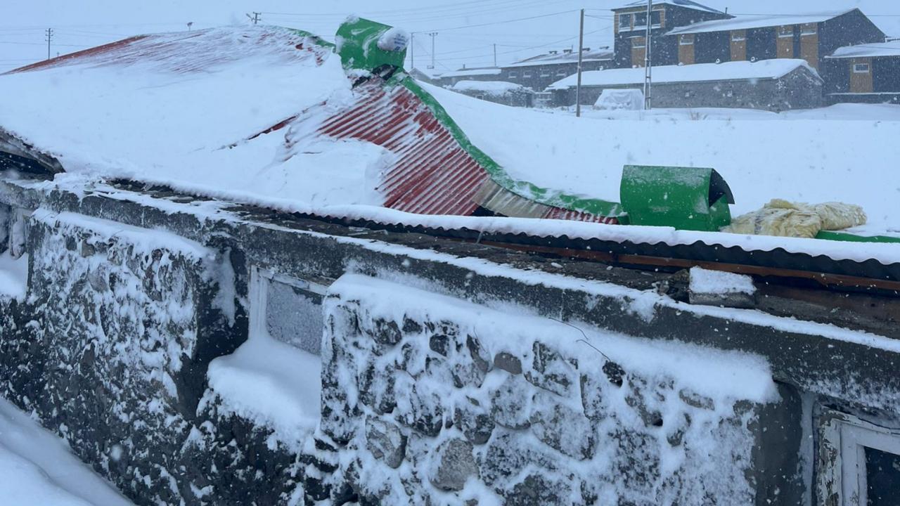 Kars’ta kar ahırları çökertti