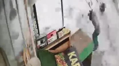 Kars'ta çatıdan düşen kar ve buz kütlesi çocuğu teğet geçti