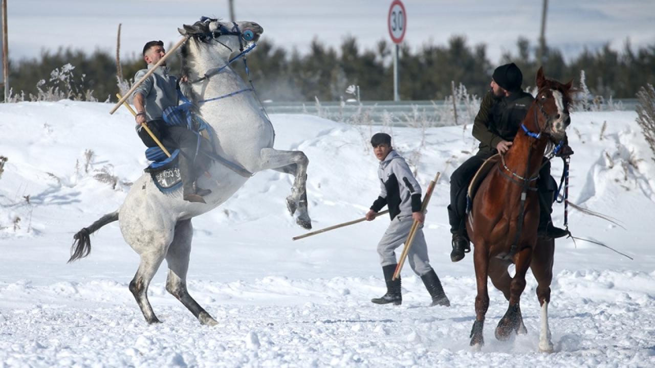 Kars'ta kar üzerinde cirit keyfi