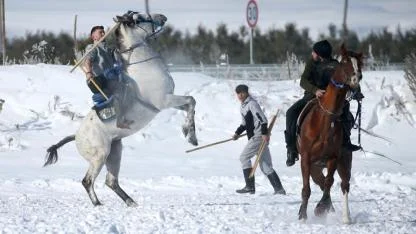 Kars'ta kar üzerinde cirit keyfi