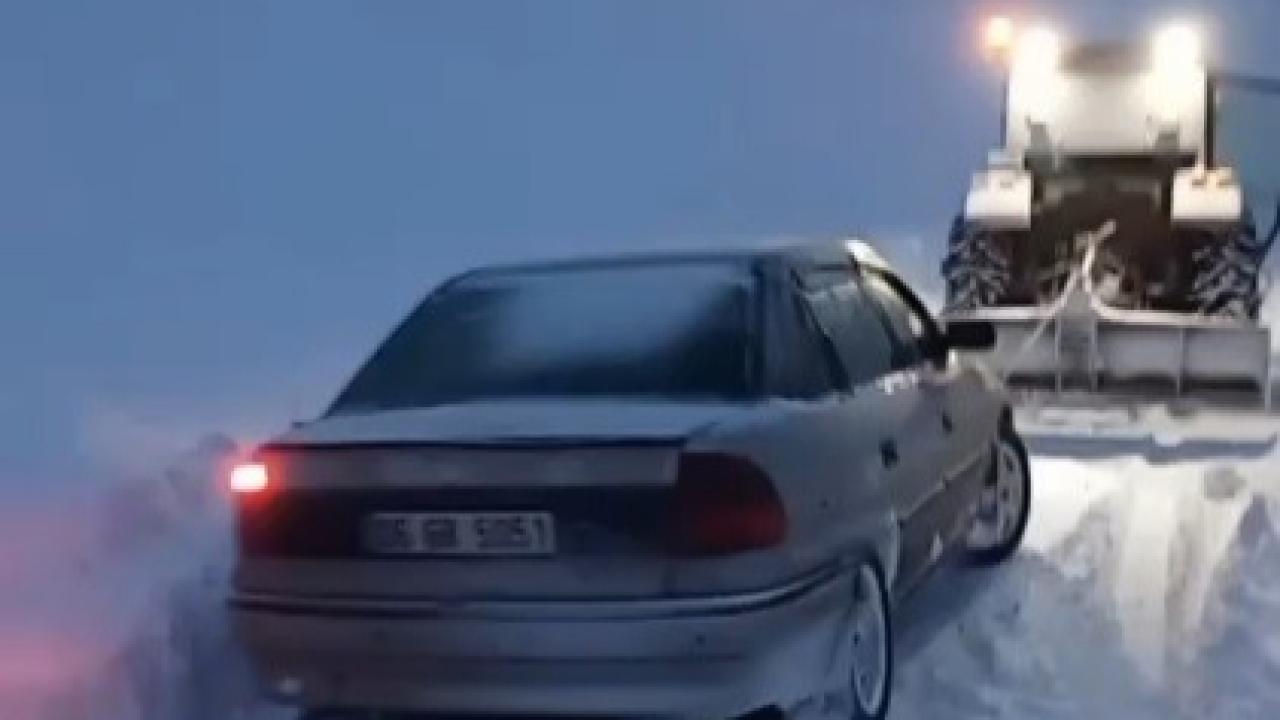 Kars’ta kara saplanan aracı vatandaş traktörüyle kurtardı