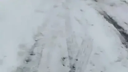 Kars’ta kayan tır kara yolunu ulaşıma kapattı