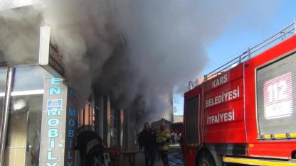 Kars’ta mobilya deposunda yangın