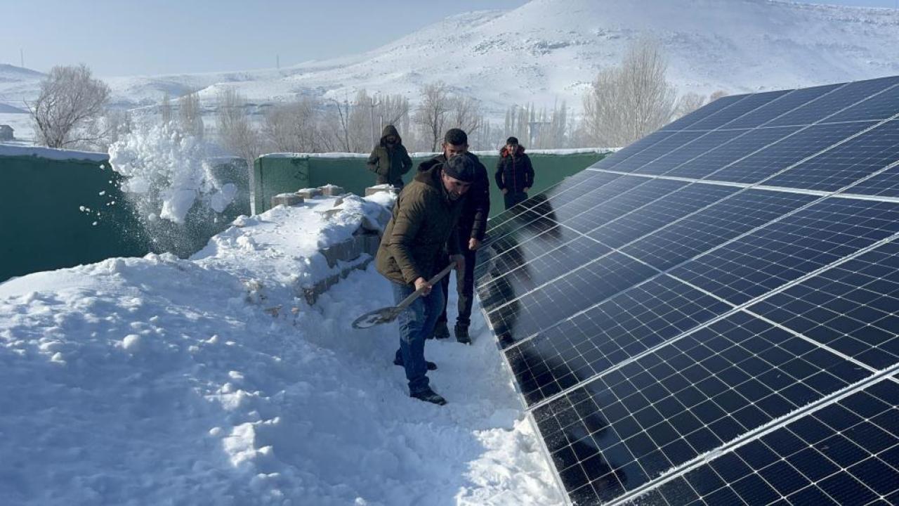 Kars’ta köylüler, içmesuyu için kurdukları GES sitemlerinin karını imece usulü temizliyor