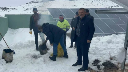 Kars’ta köylüler, içmesuyu için kurdukları GES sitemlerinin karını imece usulü temizliyor