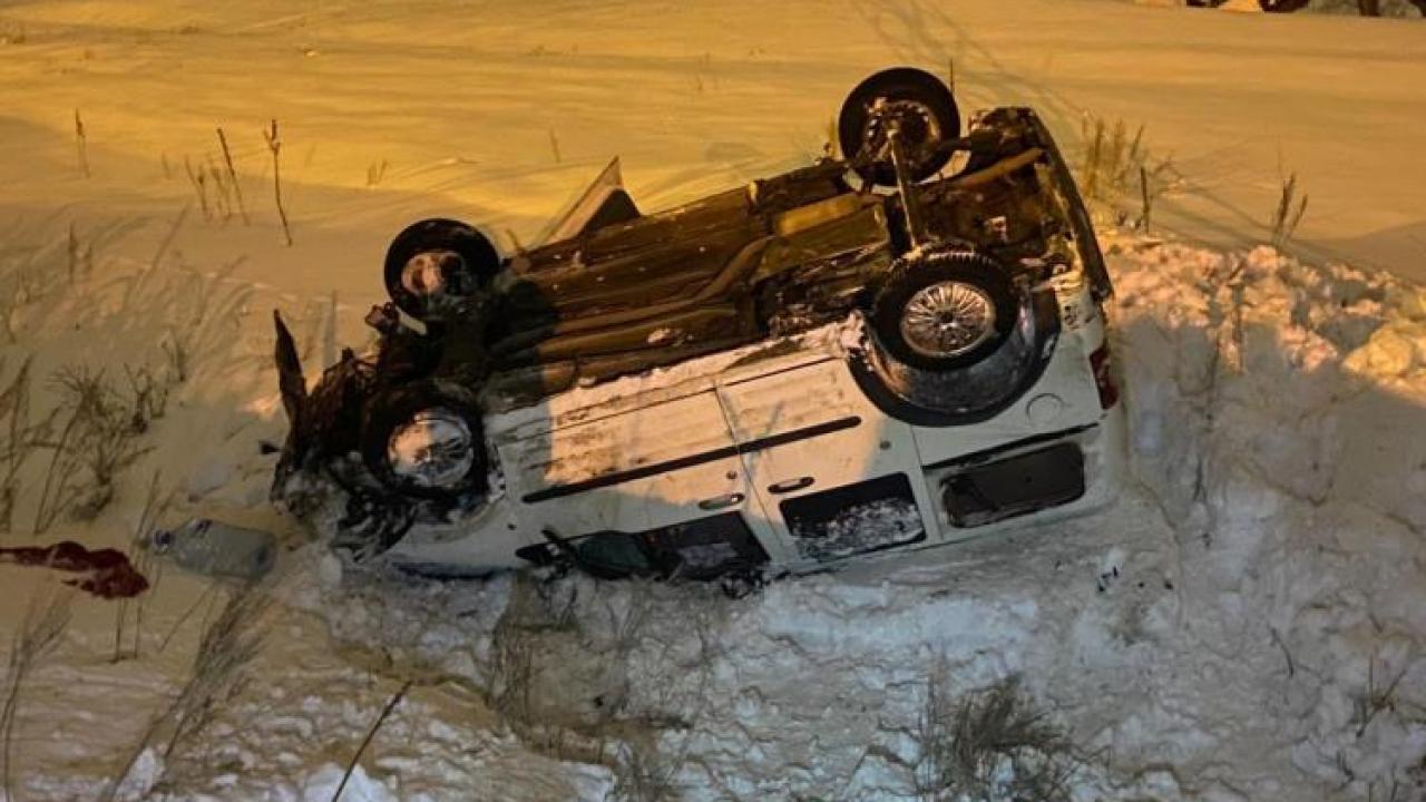 Kars’ta takla atan hafif ticari araçta can pazarı yaşandı