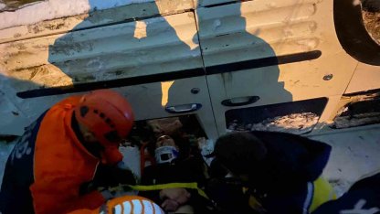 Kars’ta takla atan hafif ticari araçta can pazarı yaşandı