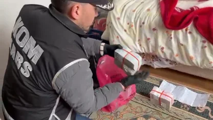 Kars’ta tefecilik operasyonu: Yatağın altından poşet poşet para çıktı