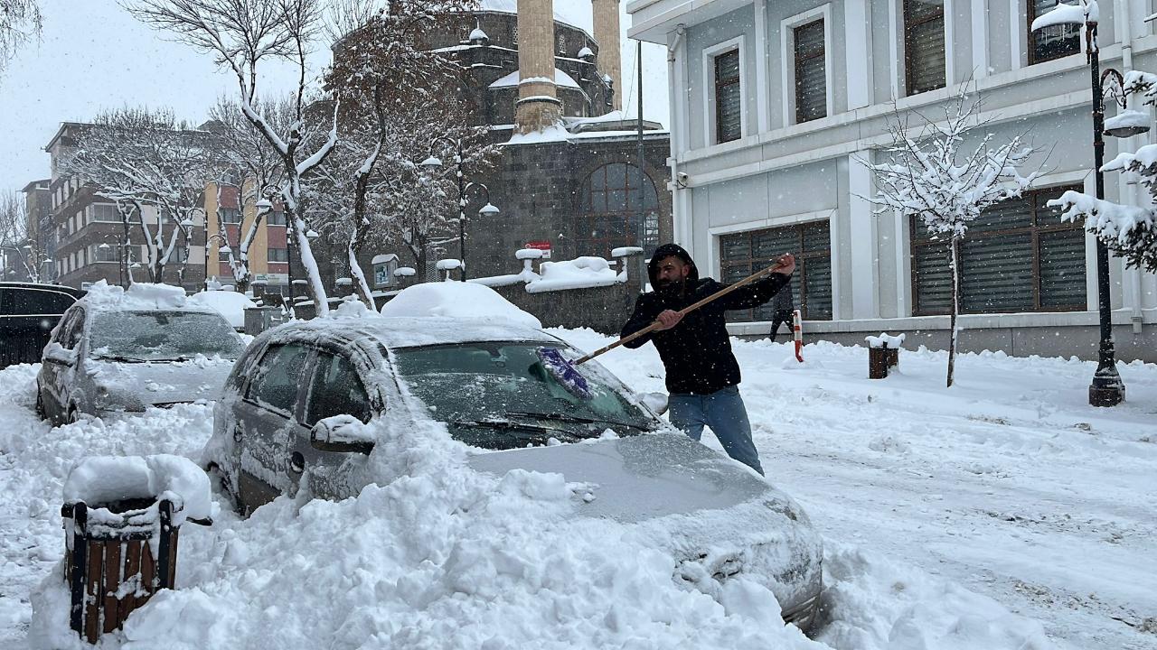 Kars’ta yoğun kar hayatı felç etti