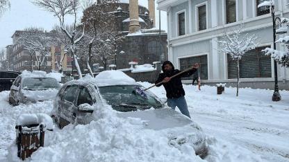 Kars’ta yoğun kar hayatı felç etti