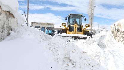 Kars'ta yollar "Beyaz Duvarlar" arasında kaldı